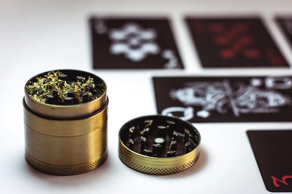How to Use a Weed Grinder?