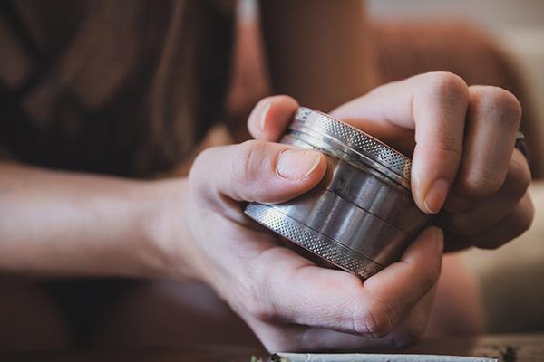 How to Use a Weed Grinder